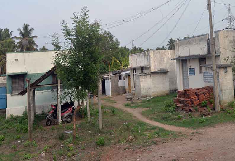 பட்டா வழங்கியும் அடிப்படை வசதிகள் இல்லாததால் அங்கு குடியேற பொதுமக்கள் தயக்கம் காட்டி வருகின்றனர்