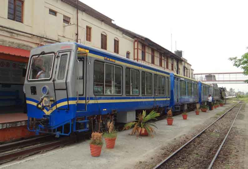 பெரம்பூர் தொழிற்சாலையில் தயாரித்த புதிய பெட்டிகளுடன் மேட்டுப்பாளையம்-குன்னூர் இடையே மலை ரெயில் சோதனை ஓட்டமாக இயக்கப்பட்டது