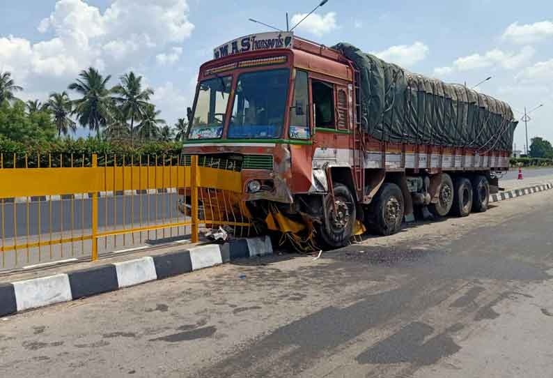 தடுப்புச்சுவர் மீது லாரி மோதி விபத்து