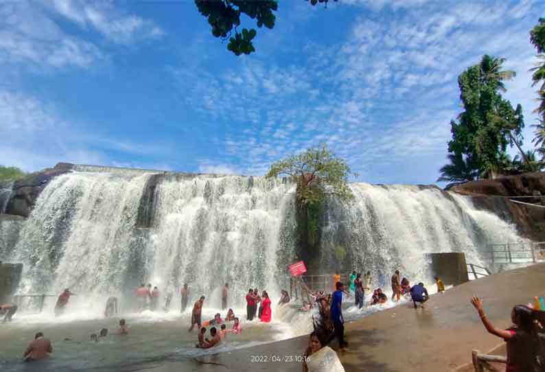 திற்பரப்பு அருவியில் சுற்றுலா பயணிகள் ஆனந்த குளியில்...!