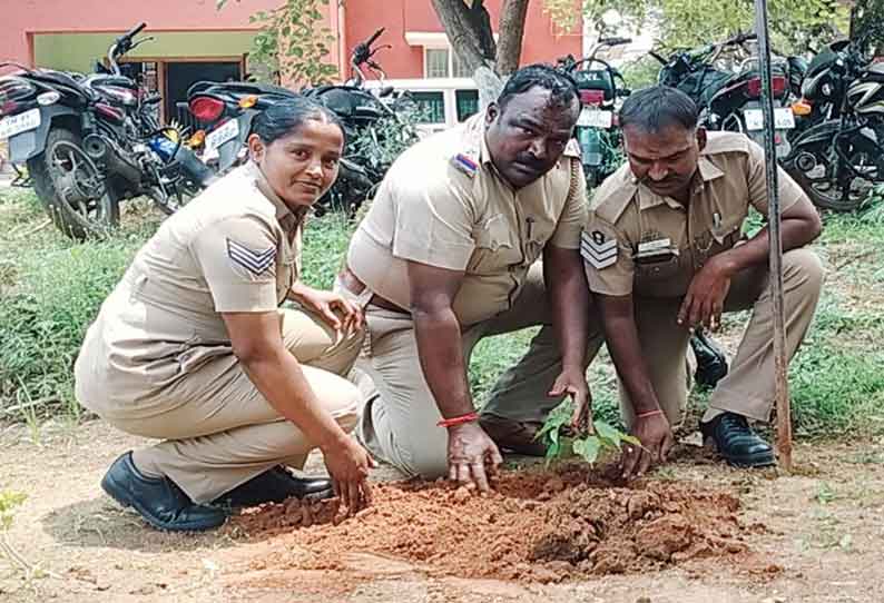 மரங்கள் வளர்ப்பதால் ஏற்படும் நன்மைகள் குறித்து  பொதுமக்களுக்கு போலீசார் விழிப்புணர்வு