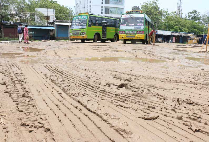 தூத்துக்குடியில் பலத்த மழை; சேறும் சகதியுமாக மாறிய பஸ்நிலையம்