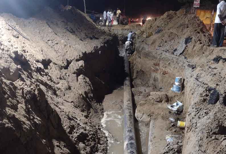 மருதூரில் கொள்ளிடம் கூட்டு குடிநீர் திட்ட குழாய் உடைப்பை சரி செய்யும் பணி மும்முரம்