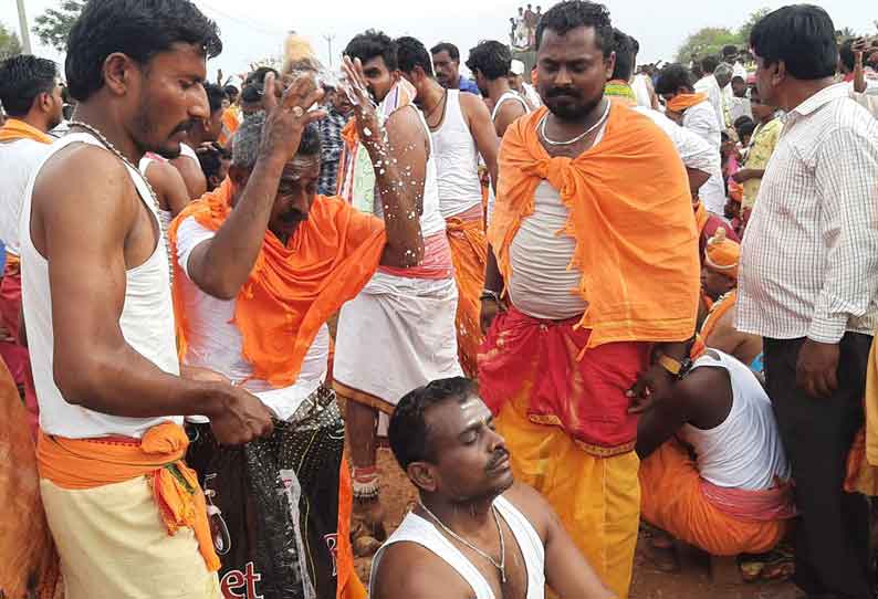 தேன்கனிக்கோட்டை அருகே  சிக்கம்மா, தொட்டம்மா கோவில் திருவிழா  தலை மீது தேங்காய் உடைத்து பக்தர்கள் நேர்த்திக்கடன்