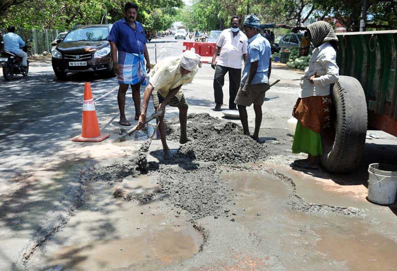 புதுச்சேரி- கடலூர் சாலையில் பள்ளங்கள் சீரமைப்பு