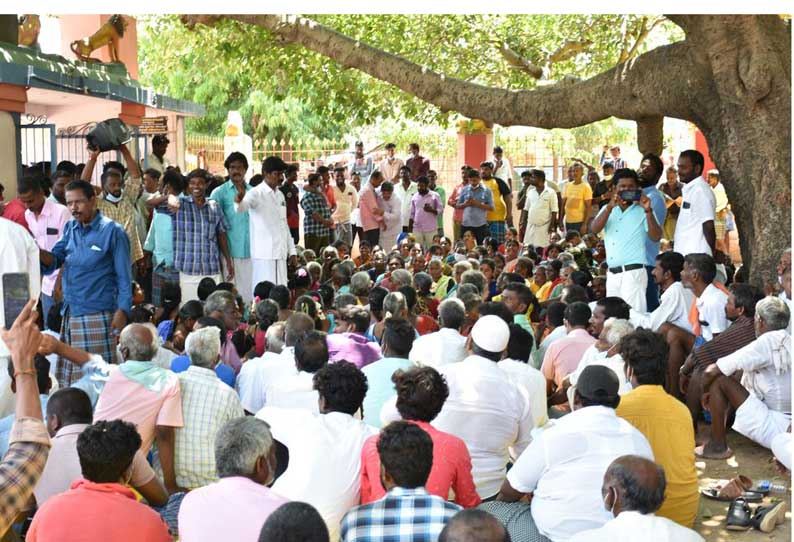 ரிஷிவந்தியத்தை தாலுகாவாக அறிவிக்க கோரி  பொதுமக்கள் காத்திருப்பு போராட்டம் மறியலில் ஈடுபட முயன்ற 24 பேர் கைது