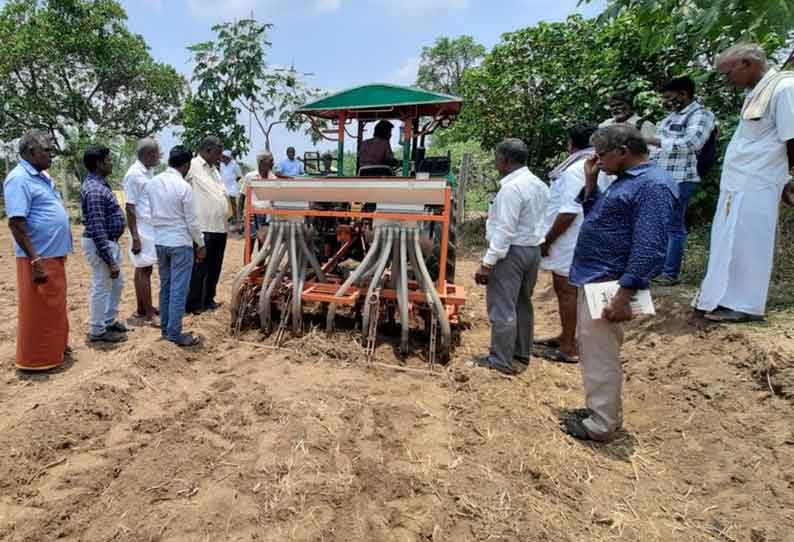 எந்திரம் மூலம் உளுந்து பயிர் தெளிப்பு செயல் விளக்க முகாம்