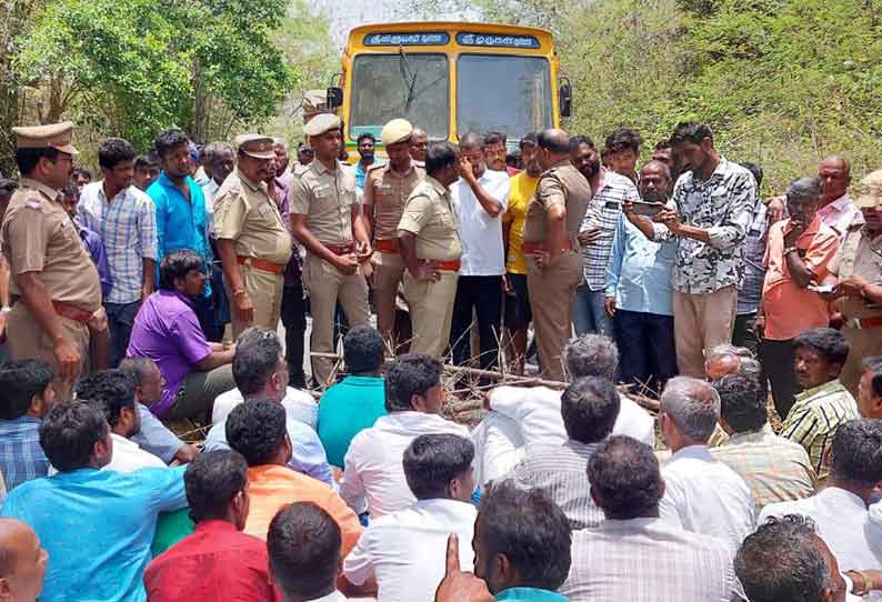 மலைப்பாதையில் லாரி கவிழ்ந்தது பொதுமக்கள் சாலை மறியல்