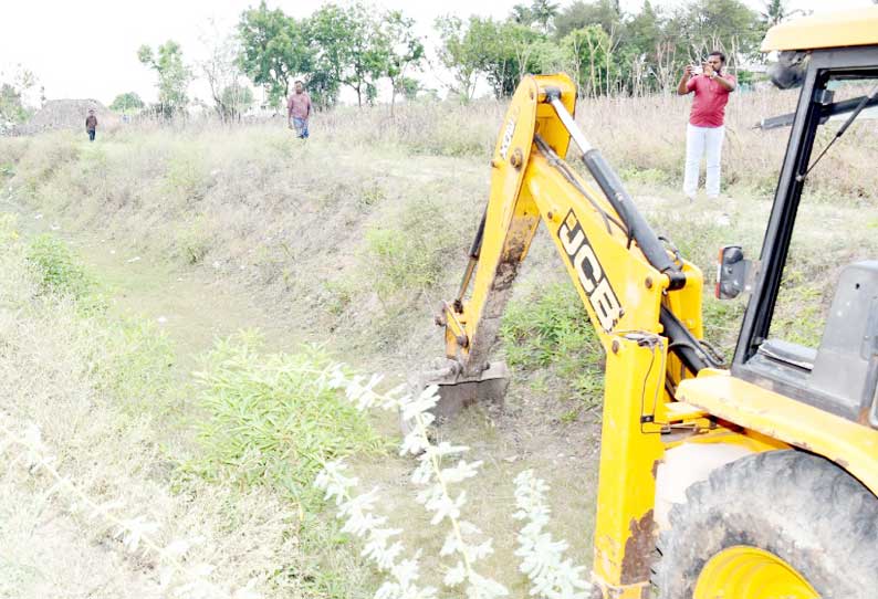 வாய்க்காலை தூர்வாரும் பணி தொடக்கம்