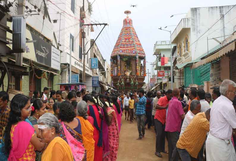 நெல்லை சந்திப்பு வரதராஜ பெருமாள் கோவில் தேரோட்டம் திரளான பக்தர்கள் வடம் பிடித்து இழுத்தனர்