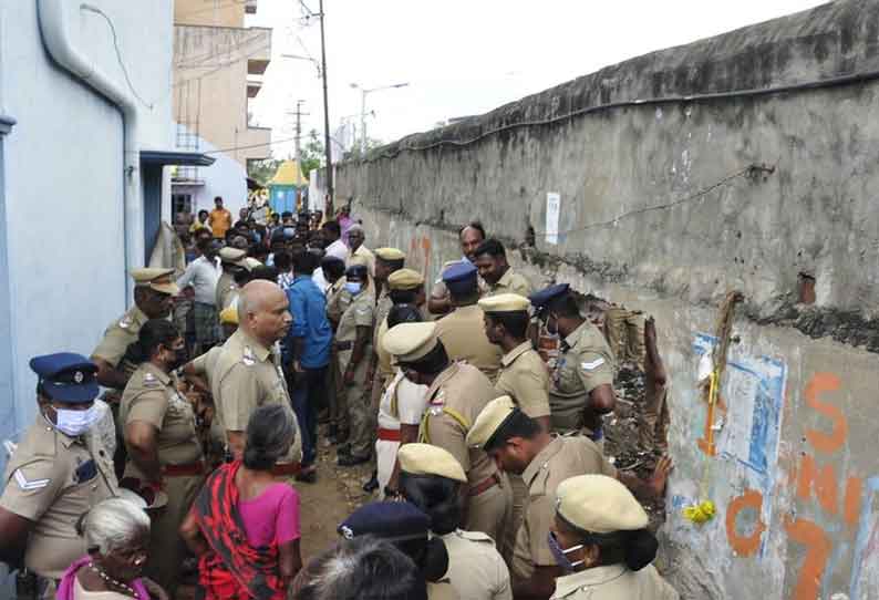 சேலம் லீ பஜாரில் சுற்றுச்சுவர் கட்ட பொதுமக்கள் எதிர்ப்பு