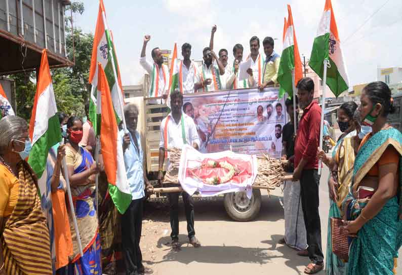 எரிபொருள் விலை உயர்வை கண்டித்து கியாஸ் சிலிண்டருக்கு இறுதி ஊர்வலம் செய்து நூதன ஆர்ப்பாட்டம்; திரிணாமுல் காங்கிரஸ் கட்சியினர் நடத்தினர்