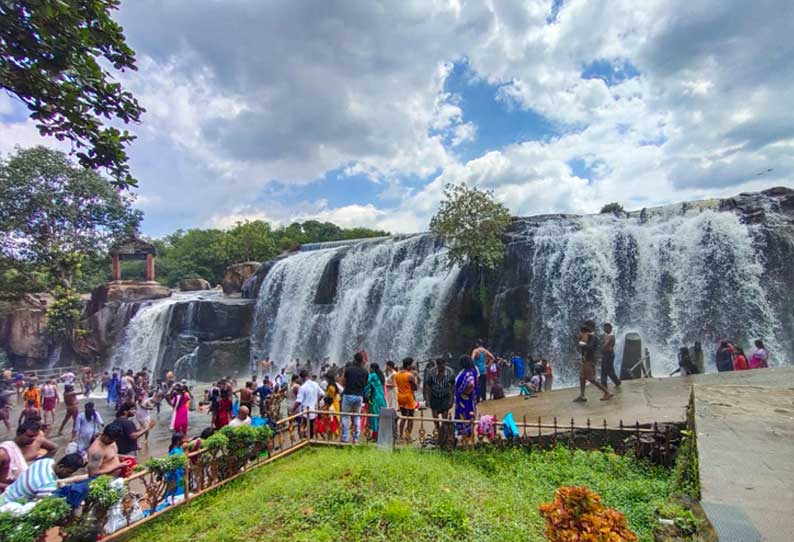 திற்பரப்பு அருவியில் குளித்து மகிழ்ந்த சுற்றுலா பயணிகள்...!