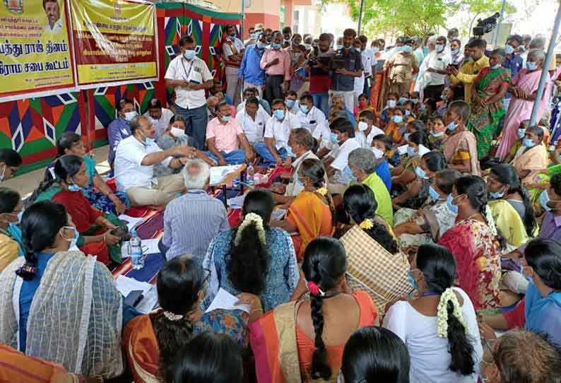 ஊராட்சி மன்ற நிர்வாகத்தினர், அரசு அதிகாரிகளுடன் இணைந்து மக்களின் வாழ்வாதாரம் உயர பாடுபட வேண்டும் என்று வெள்ளானைப்பட்டி ஊராட்சியில் நடந்த சிறப்பு கிராம சபை கூட்டத்தில் கலெக்டர் சமீரன் பேசினார்