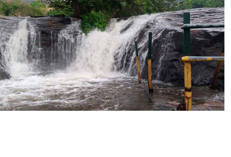 பலத்த மழை எதிரொலி கும்பக்கரை அருவியில் குளிக்க தடை சுற்றுலா பயணிகள் ஏமாற்றம்