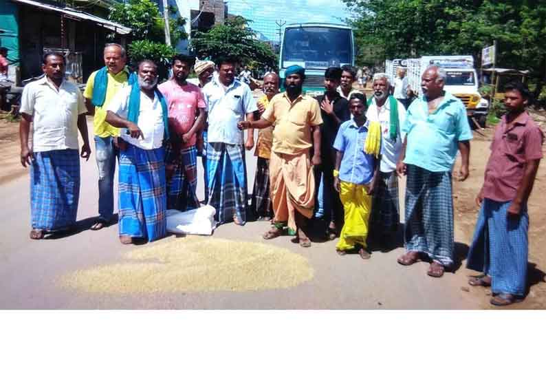 கூடுதல் கொள்முதல் நிலையம் அமைக்க கோரி நெல்லை தரையில் கொட்டி விவசாயிகள் மறியல்