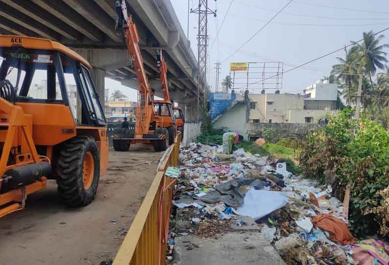 மழைநீர் கால்வாயில் மலைபோல் குவிந்த கழிவுகள்