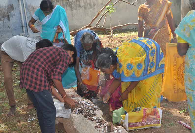 புஞ்சைபுளியம்பட்டி அருகே கோவிலில் வினோத வழிபாடு: பாம்பு, தேள் உருவ பொம்மையை உடைத்து பக்தர்கள் நேர்த்திக்கடன்