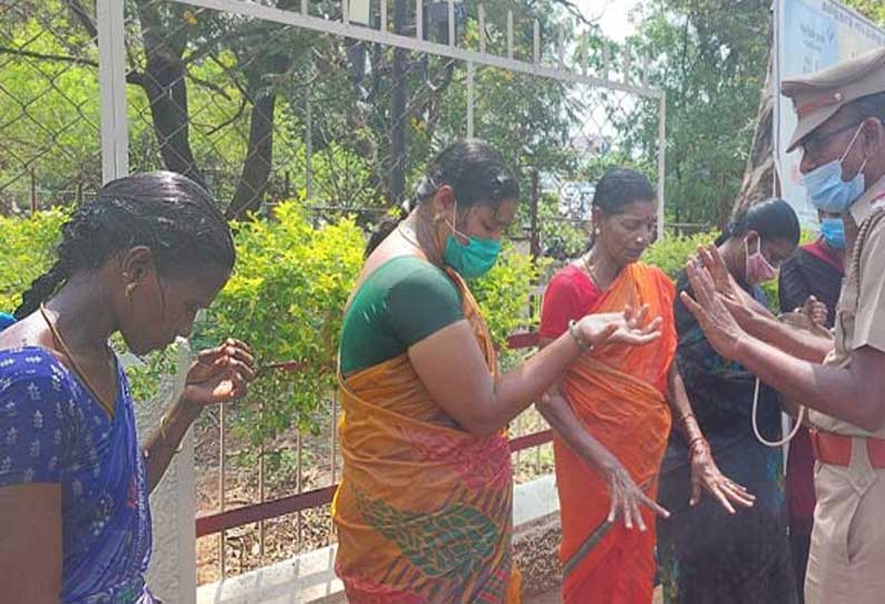 ஒரே குடும்பத்தை சேர்ந்த 4 பெண்கள் தீக்குளிக்க முயற்சி - கலெக்டர் அலுவலகத்தில் பரபரப்பு...!