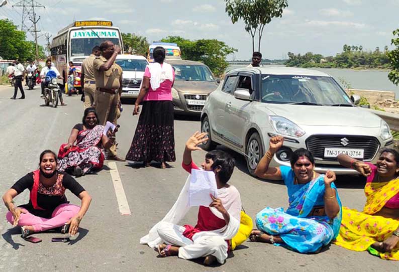 கலெக்டர் அலுவலகம் முன்பு திருநங்கைகள் சாலை மறியல்