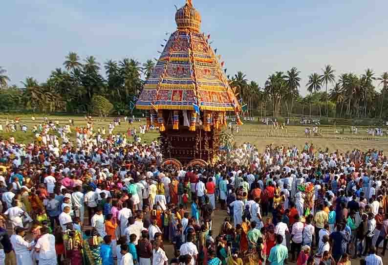 வடகாடு  முத்துமாரியம்மன் கோவில் தேரோட்டம் திரளான பக்தர்கள் வடம் பிடித்து இழுத்தனர்