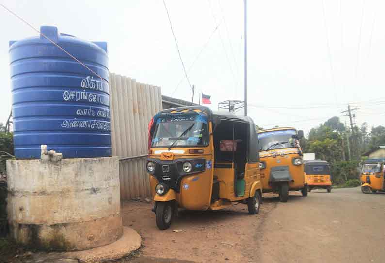 கொளப்பள்ளி அருகே விபத்துக்கு வழிவகுக்கும்  குடிநீர் தொட்டி வேறு இடத்திற்கு மாற்றப்படுமா?