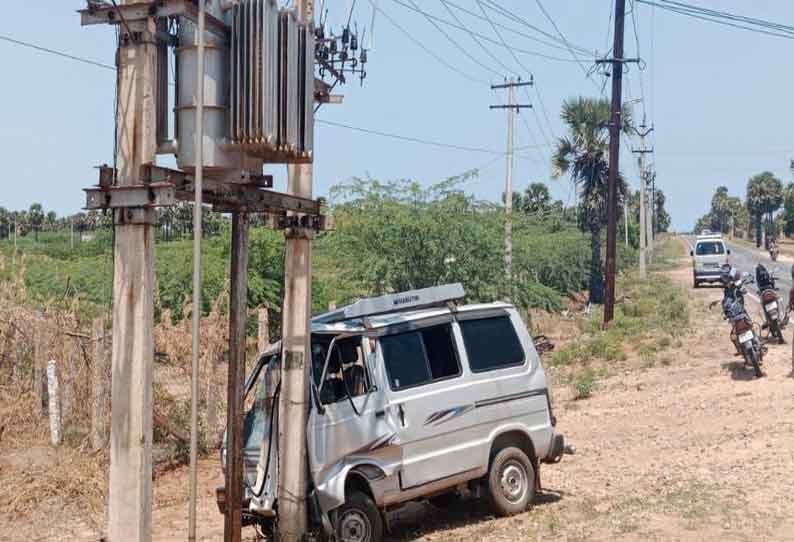 டிரான்ஸ்பார்மரில் மோதிய கார்; டிரைவர் உயிர் தப்பினார்