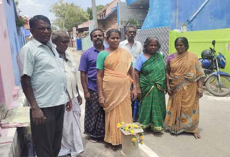 பழுதடைந்த அடிபம்புக்கு மலர் அஞ்சலி செலுத்தி பொதுமக்கள் போராட்டம்