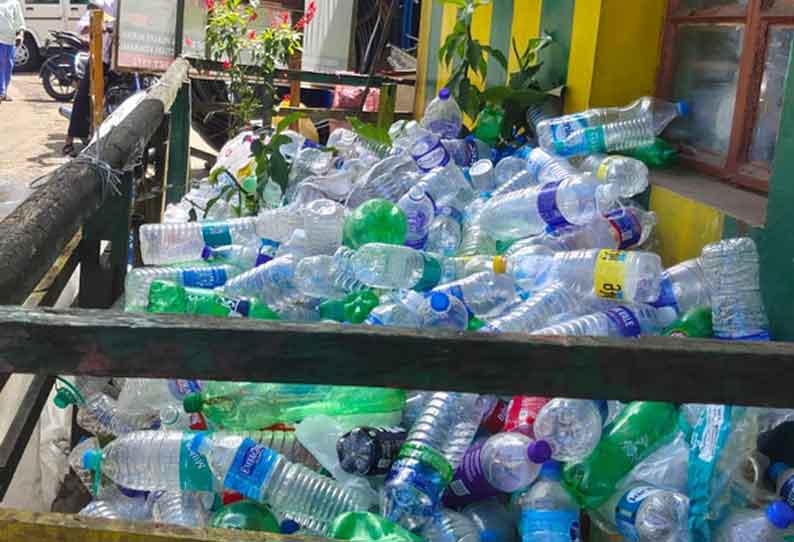 Seizure of plastic bottles from tourists | சுற்றுலா பயணிகளிடம் பிளாஸ்டிக்  பாட்டில்கள் பறிமுதல்