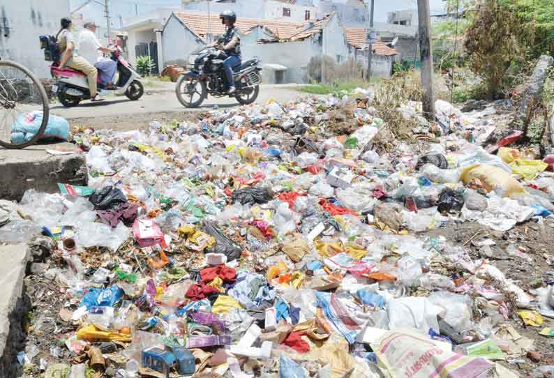 மாநகராட்சி அலட்சியத்தால் வீதியில் தேங்கும் குப்பைகள்