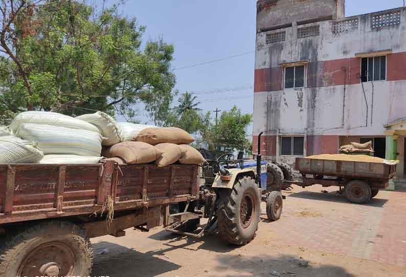 நெல் கொள்முதல் நிலையத்தில் எடைபோடுவதை நிறுத்திய தொழிலாளர்கள்