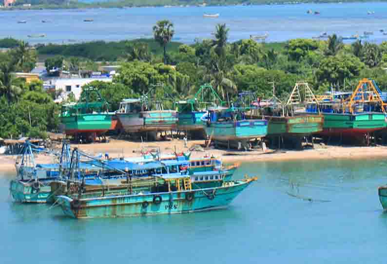 விசைப்படகுகளை கரையேற்றி பராமரிப்பு பணி தீவிரம்