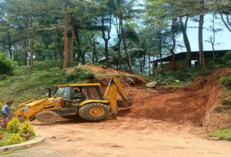 கூடலூரில் கோடை விழா நடத்துவதற்கு செக்சன்- 17 நிலத்தில் வருவாய்த்துறையினர் புதியதாக சாலை அமைப்பு