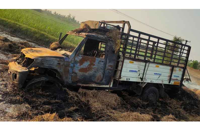 கலவை அருகே வைக்கோல் ஏற்றி வந்த வேன் எரிந்து நாசம்