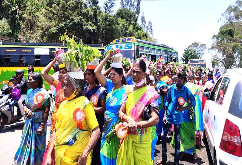 கோத்தகிரியில் மாரியம்மன் கோவில் திருவிழாவையொட்டி பறவைகாவடி பால்குடம் எடுத்து பக்தர்கள் ஊர்வலம்