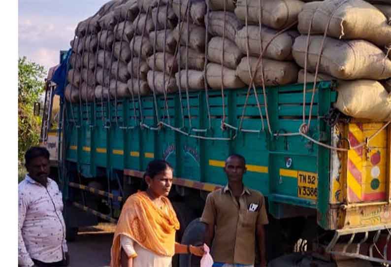 நெல் லாரிகளை மடக்கி போலீசார் சோதனை