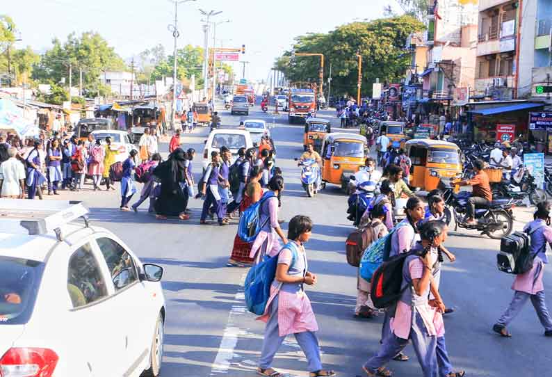 காட்பாடியில் உயிர் பயத்துடன் சாலையைக் கடக்கும் மாணவிகள் உயர் நடைமேடை அமைக்க பொதுமக்கள் கோரிக்கை