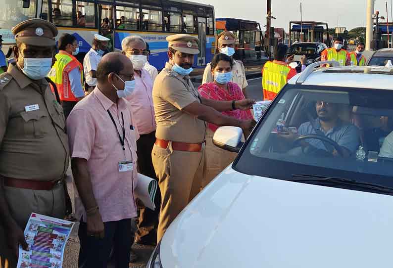 சீட் பெல்ட் அணிந்து வந்த வாகன ஓட்டிகளுக்கு இனிப்பு