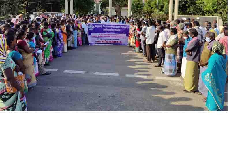 ஊரக வளர்ச்சித்துறை பணியாளர்கள் கவன ஈர்ப்பு ஆர்ப்பாட்டம்