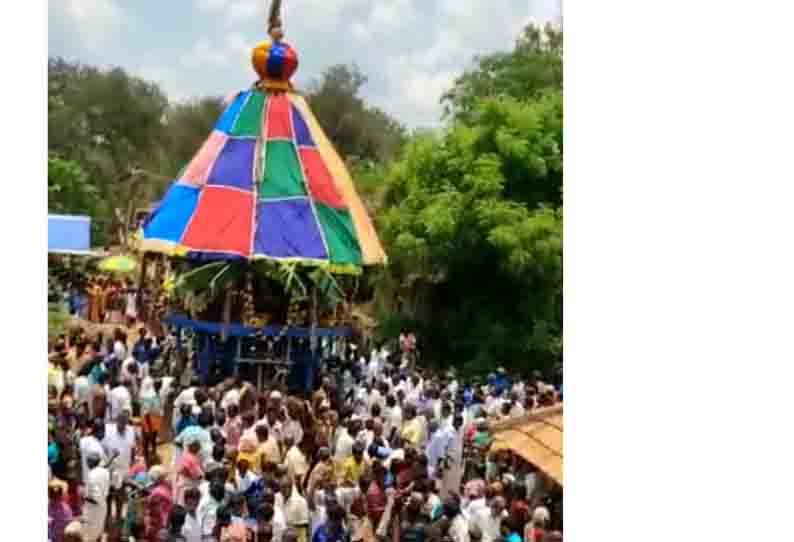 மாங்கோட்டையில்  முத்துமாரியம்மன் கோவில் தேரோட்டம்  திரளான பக்தர்கள் வடம் பிடித்து இழுத்தனர்