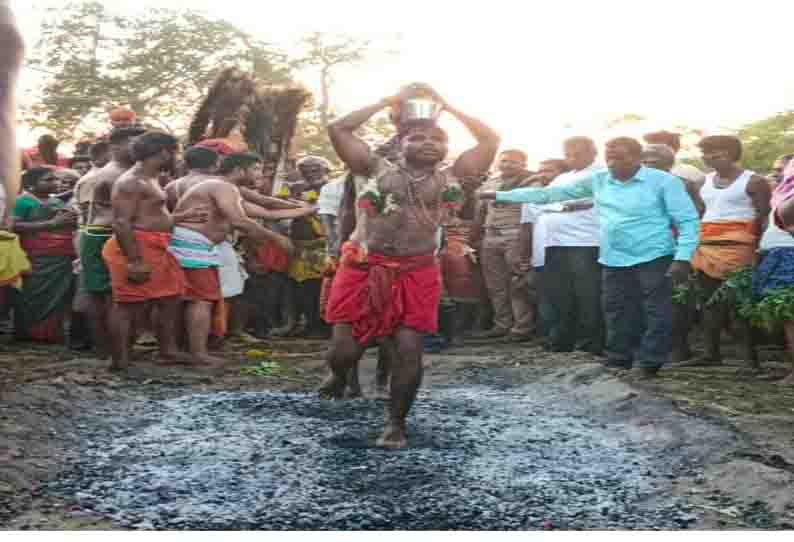 பூக்குழி இறங்கி பக்தர்கள் வழிபாடு