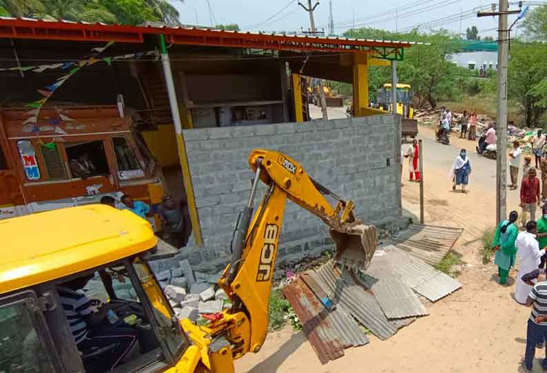 தர்மபுரி ராமக்காள் ஏரிக்கு செல்லும் நீர்வழிப்பாதையை ஆக்கிரமித்து கட்டப்பட்ட 7 கட்டிடங்கள் இடிப்பு அதிகாரிகளுடன் பொதுமக்கள் வாக்குவாதம்