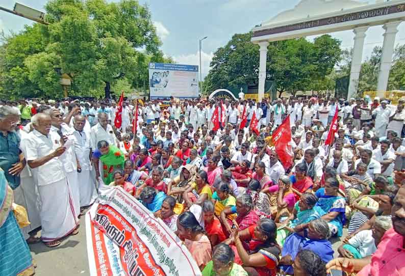 தேனி கலெக்டர் அலுவலகத்தை முற்றுகையிட்டு விவசாயிகள் போராட்டம்....!