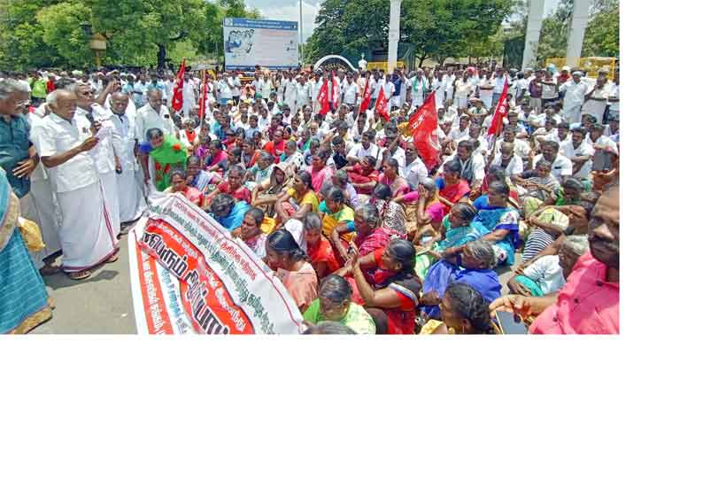 ஐகோர்ட்டு தீர்ப்புக்கு எதிராக மேல்முறையீடு செய்யக்கோரி  தேனி கலெக்டர் அலுவலகத்தை முற்றுகையிட்டு விவசாயிகள் போராட்டம்