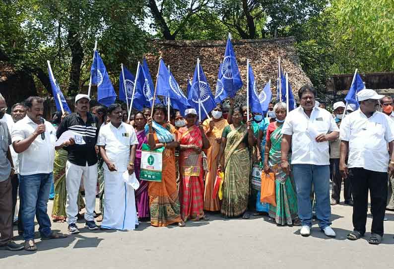 வீட்டுமனை பட்டாக்களை அளந்து கொடுக்க வலியுறுத்தி ஆர்ப்பாட்டம்