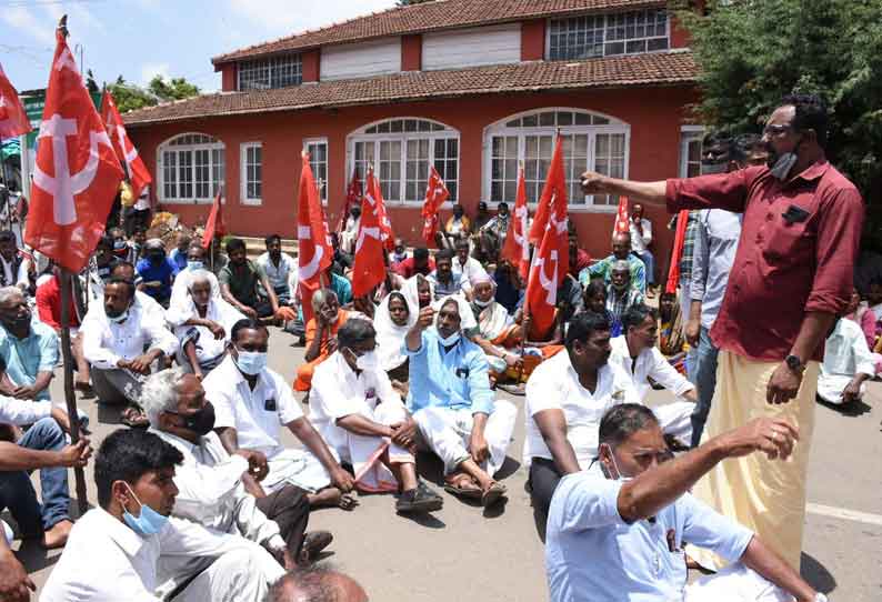 வனப்பகுதியில் கால்நடைகள் மேய்க்க ஐகோர்ட்டு தடை: கலெக்டர் அலுவலகம் முன் மலைவாழ் மக்கள் போராட்டம்