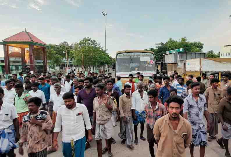 ராமேசுவரத்தில், பள்ளி மாணவர்கள் திடீர் சாலை மறியல்