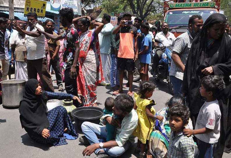 கிருஷ்ணகிரியில் வீட்டை காலி செய்ய மறுத்து 7 குடும்பத்தினர் திடீர் சாலைமறியல்-போக்குவரத்து பாதிப்பு