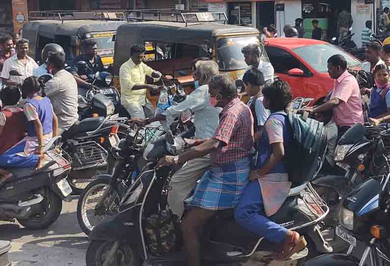 சிவகாசி பஸ் நிலையம் முன்பு போக்குவரத்து நெரிசல்