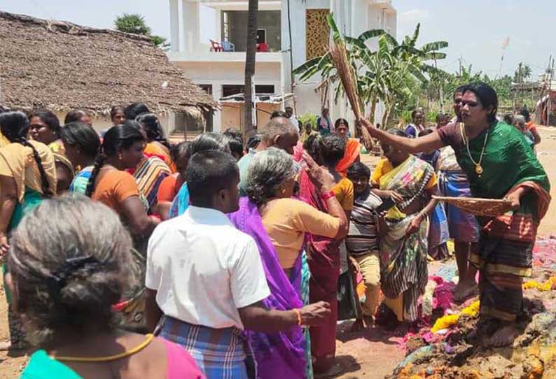 சந்தூர் திரவுபதி அம்மன் கோவில் விழா: பக்தர்கள் துடைப்பத்தால் அடிவாங்கி வினோத வழிபாடு